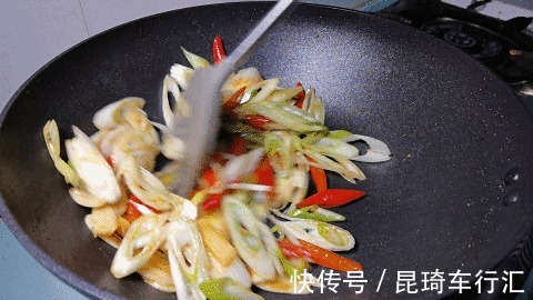 人人|一块牛肉，两根大葱，做人人爱吃的“葱爆牛肉”，牛肉嫩，葱也香