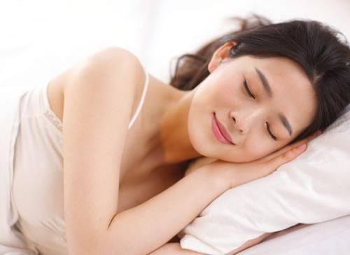 内衣|都说裸睡好,女性睡觉时,该不该穿内衣和内裤?建议了解