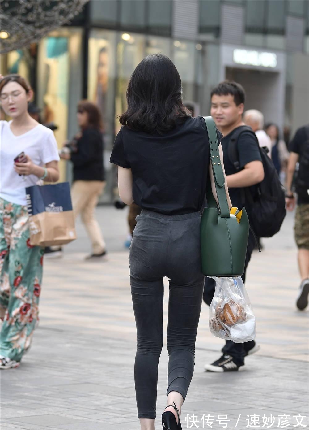 半袖|深灰色紧身裤,搭配黑色半袖,脚下的细跟凉鞋,换成单鞋更好