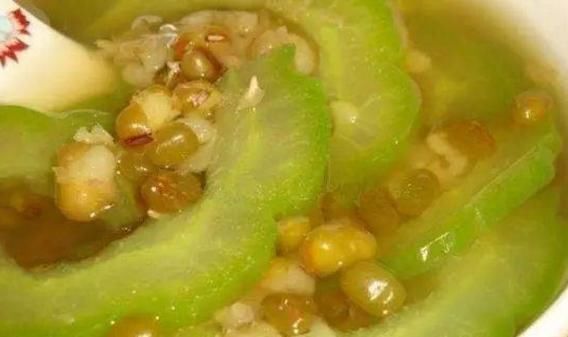 苦瓜配绿豆,不出三天,头晕手麻消,颈椎病肩周炎,也慢慢消失了