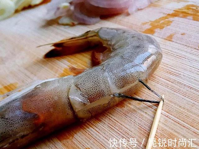 大厨|煮虾是凉水下锅还是开水下锅?看大厨教你煮不腥Q弹的大虾