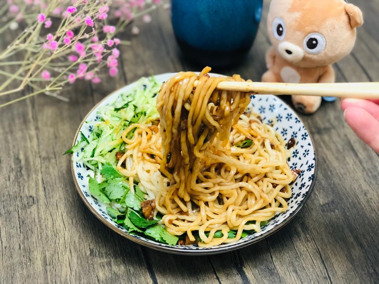 炸酱面|做炸酱面，豆瓣酱、甜面酱选哪个？很多人做错，难怪炸酱吃着不香