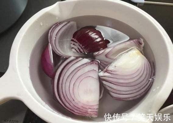 小花|月季冒出花蕾,却被“蚜虫”包围,学会这几招,1个月消灭病虫害