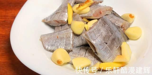 带鱼别再红烧了，多加一个鸡蛋，不清蒸不油炸，上桌人人抢着吃