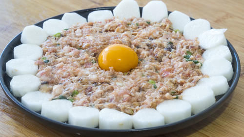 五花肉别红烧了，1种做法2种吃法，简单蒸一蒸，简单省事又营养