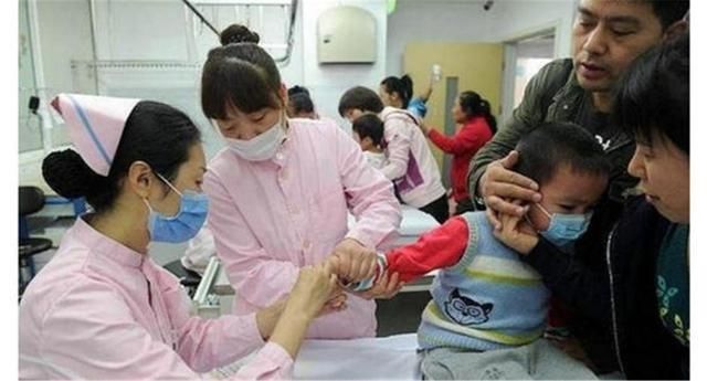 孩子感冒|儿科医生:孩子冬天容易生病不一定是穿太少,也可能是''穿太多''
