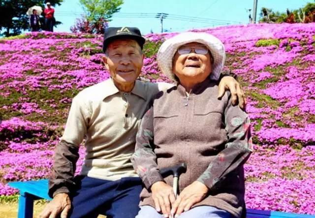 开成“红毯”的4种花，撒把种子开花十几年，邻居见了都眼馋