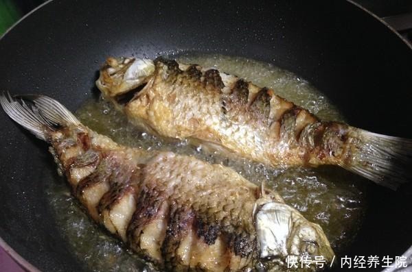 鱼刺卡在喉咙里,吞米饭喝醋都不行,教你这2招,鱼刺自己跑出来