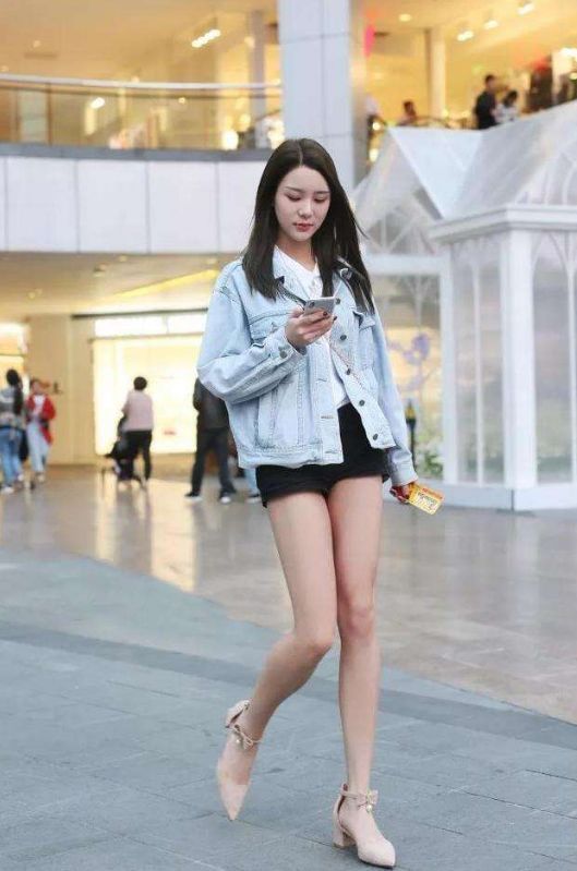 美女|街拍:黑色连衣裙细长美白腿,美女的身材好,穿什么都好看