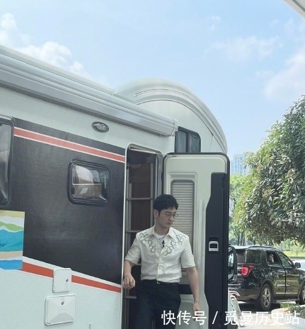 白襯衫|黃曉明現(xiàn)身《中餐廳》,穿白襯衫真是帥氣,龔俊將開始錄制