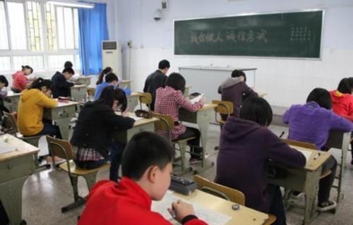 学生平时小考试成绩很好，一遇到大考就完蛋，学生应重视应考心态