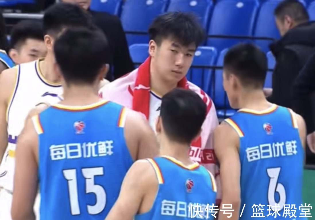 兰兹|北控惨败青岛!吴庆龙+威尔斯抱老马,肘子无奈,兰兹转头离场
