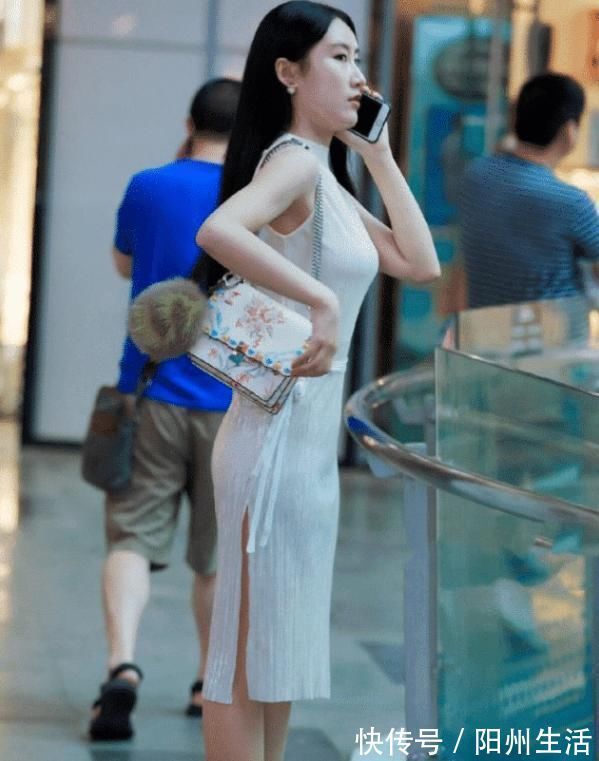 开叉 表姐为凉快穿“纸糊”的裙子,还要在一旁“剪”一道大口子