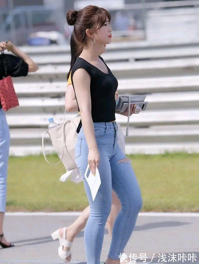 清纯 牛仔裤常见款,淡蓝色很休闲,搭配自然简单,尽显清纯气质!