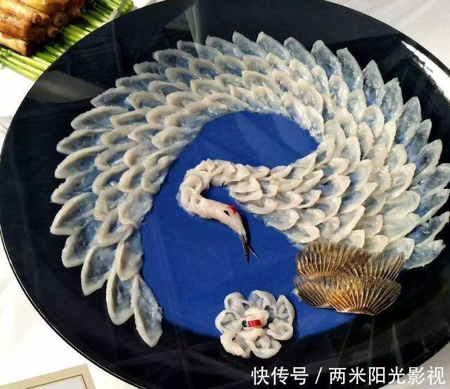 日本大厨处理河豚,魔鬼刀工不见一滴血,扒开外皮就是顶级刺身