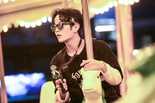 李汶翰岳岳地面缠斗,王安宇拉架表情失控,全场焦点却在他身上