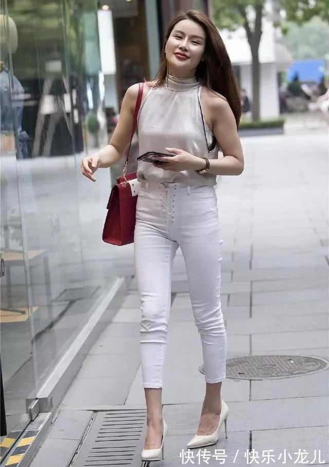 修饰 牛仔裤不仅穿着很舒适,巧妙修饰腿型,彰显出曼妙身材曲线