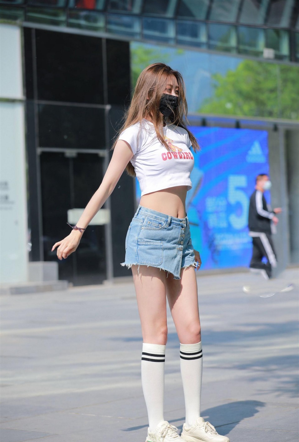 曲线 白色露脐吊带搭配紧身短裤,清新十足,尽显优美曲线!