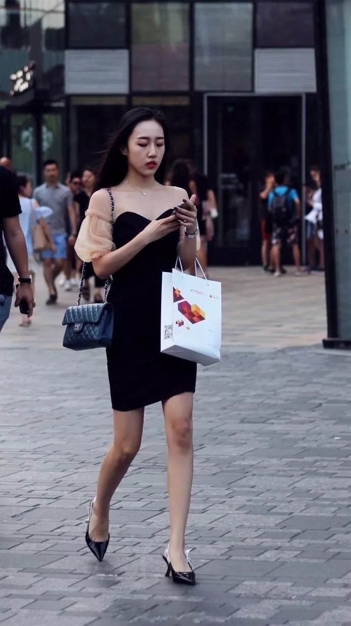 街拍：女生高跟鞋时尚搭配，浪漫优雅显自信
