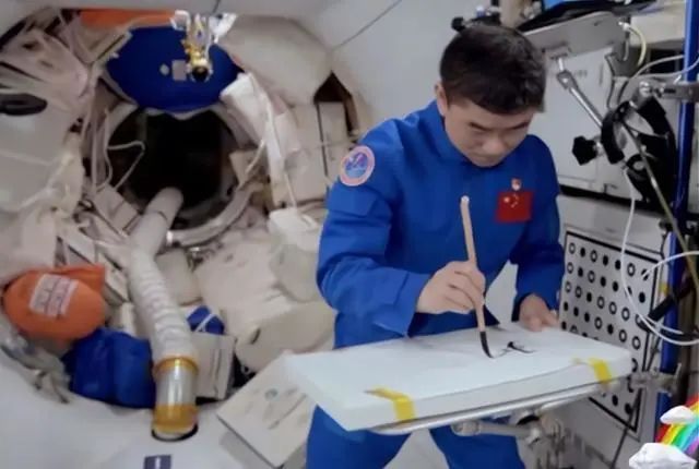 圆珠笔$太空写字太难,美国费巨资造笔?我国航天员秀书法,堪称神来之笔