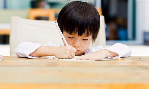 放暑假|孩子一写作业就拖拉，家长别再喊打喊骂，这样管管孩子更有效