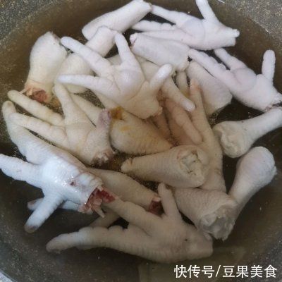 鲜美|#不容错过的鲜美滋味#红烧鸡爪加干豆腐结