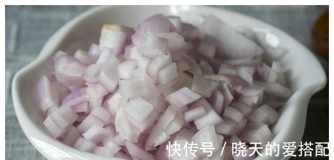 好吃|面粉试试这样做一次，比包子油条好吃百倍，上层肉香底层焦脆