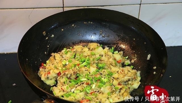 老奶|目前为止,吃过的土豆最好吃的做法,一勺一勺的根本停不下来