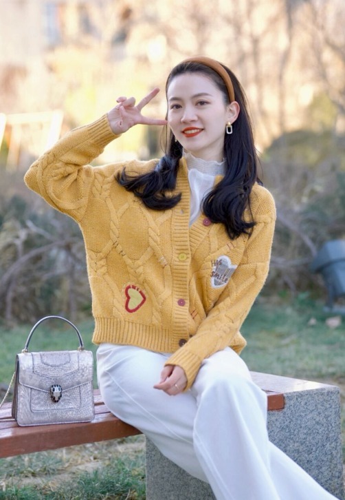 搭配 “针织衫”怎么穿才高级又时髦?看看这些搭配造型,温柔又百搭