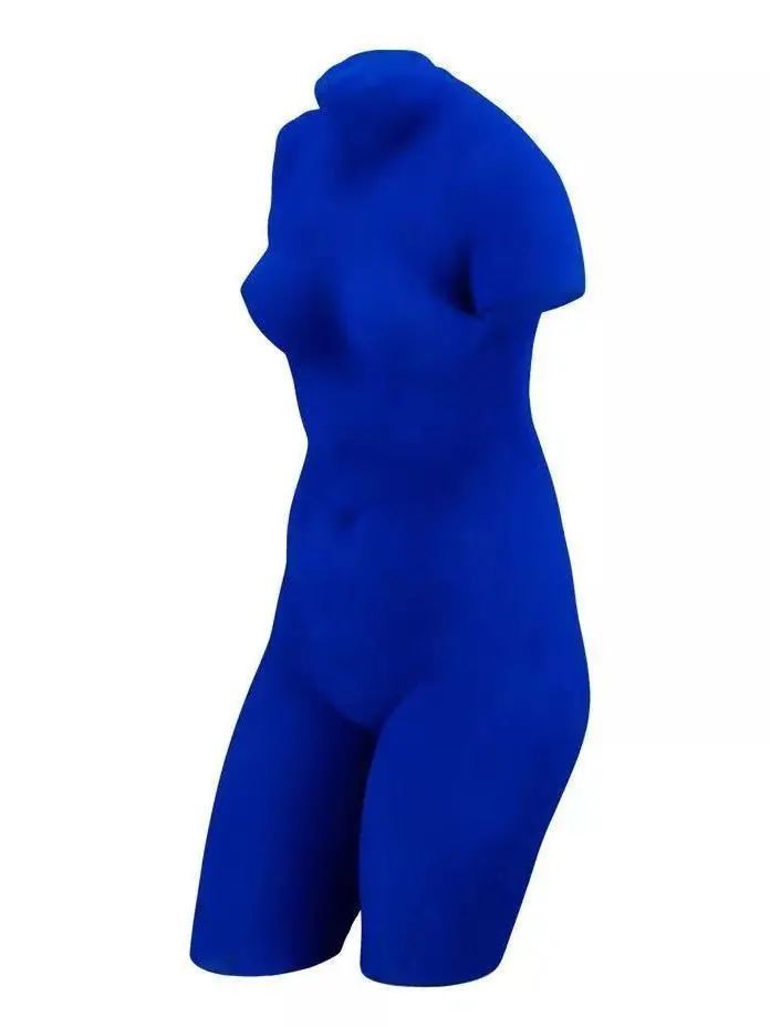 克莱因蓝|“克莱因蓝”太太太火了！这么穿才显白