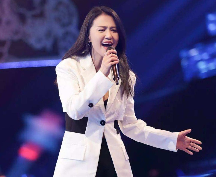 明明|明明都是“超女”出身,当年的亚军已经是导师,而冠军却仍是选手