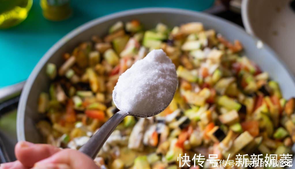 柚子|给有高血压的人提个醒：吃完降压药，4种食物，别再往嘴里塞了