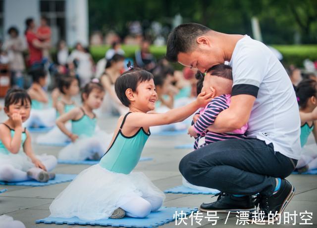 朋友说|妹妹被妈妈教训后,一脸委屈地窝在哥哥怀里,兄妹俩看着太有爱了