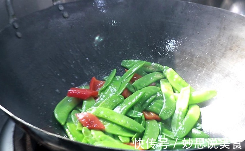 清炒荷兰豆不要直接下锅炒，大厨教你一招，色泽翠绿，营养不流失