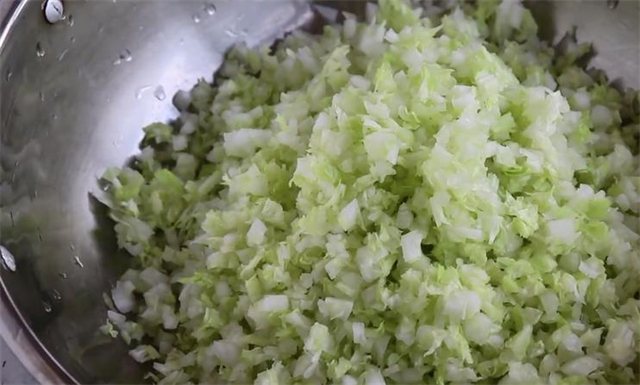 炸丸子有人放淀粉，有人放面粉，都不对，教你正确做法，太香了