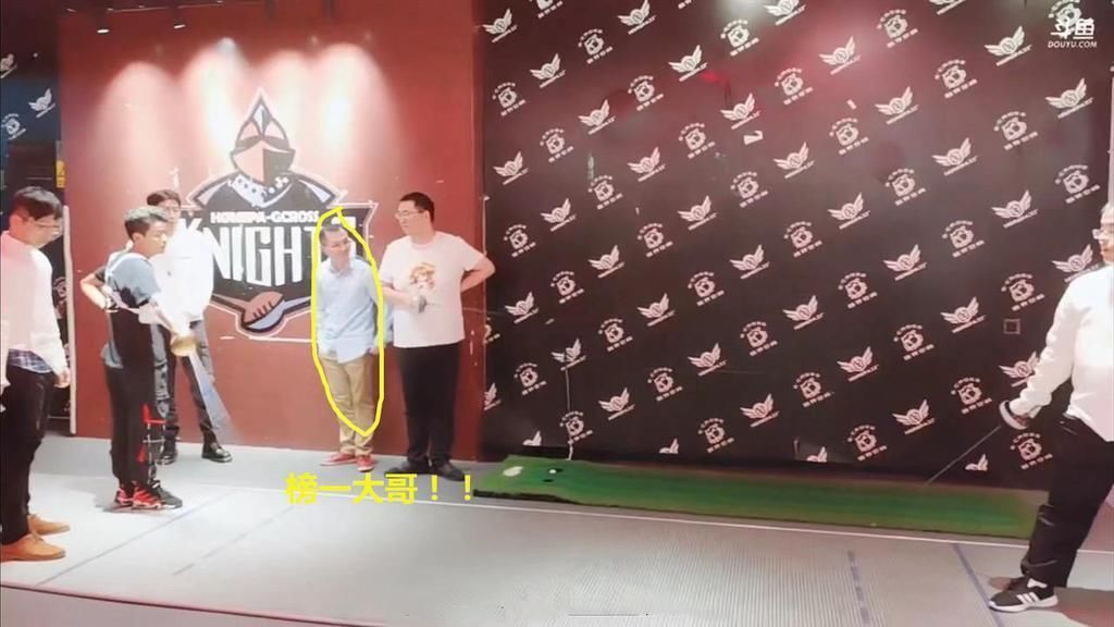 直播间|腐团儿元旦线下与“榜一”见面,多位大哥粉丝捧场,看清真实模样,爱了