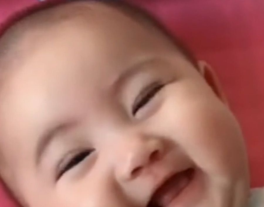 小宝宝|宝宝睡醒后不闹,看着妈妈笑个不停,妈妈的心都要被萌化了