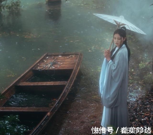 秋雨#一首写雨的词,全词无一雨字,雨却无处不在,淅淅沥沥下了千百年