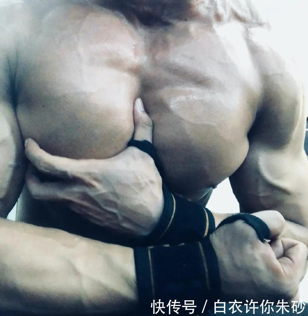 小哥|寸头肌肉小哥,公狗腰猛男腿,能亲吻自己的胸肌,是不是你的菜