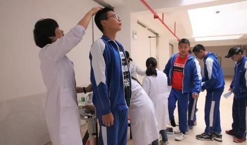 乐乐|7岁孩子坚持喝牛奶4年，身高一年仅长2公分，医生：家长别坑娃