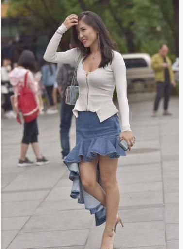 上衣|白色圆领上衣搭配牛仔鱼尾裙,款式独特,时尚又青春