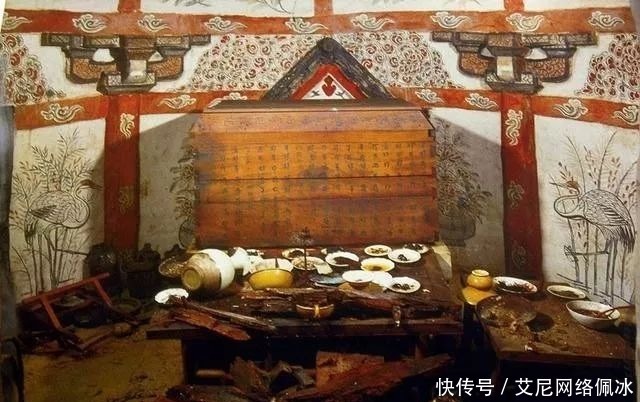 墓室|考古专家发现一千年古墓,墓中发现一桌酒席,还有一整碗板栗