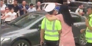 |搞笑GIF: 提起裤子赶紧跑吧 这种情况就别解释了