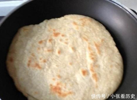 烙饼别再用凉水和开水了,用它和面,软香多层,放几天也不会硬!