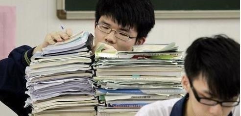 高中生!高中生独创“楔形”字体火了,没有一笔是拐弯,老师看后浑身不适