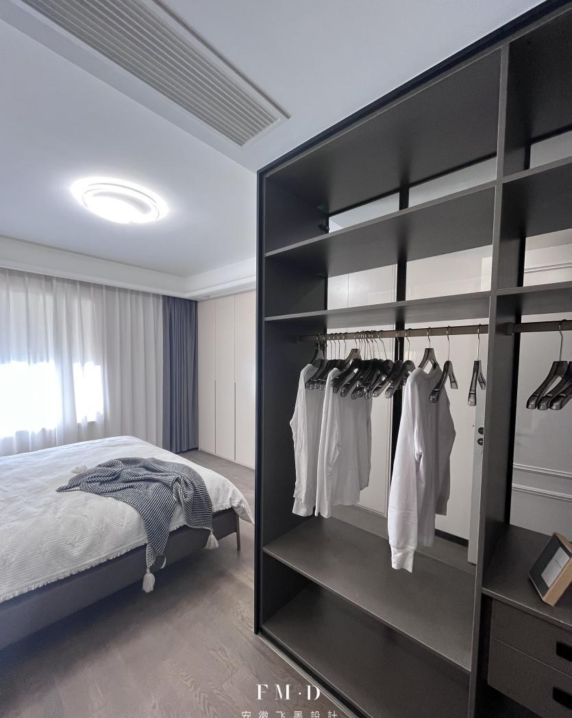 玻璃柜|事实证明,卧室不做套房,装一字型玻璃柜,也能打造步入式梳妆区