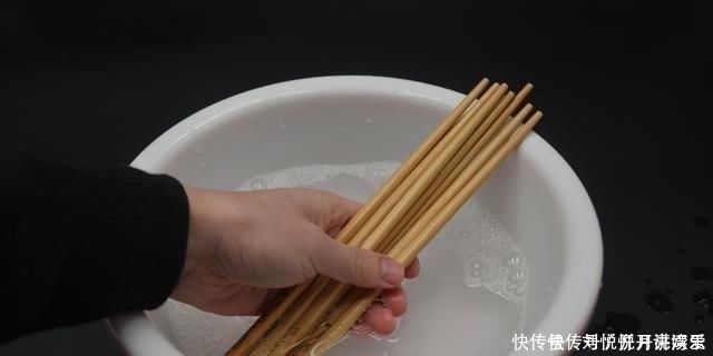 每天用清水洗筷子,比没洗更脏,教你一招,筷子干净又杀菌,真棒