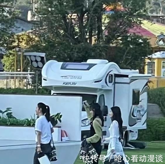 感情|趙麗穎手戴鉆戒錄《中餐廳》，卻暴露感情狀況，網(wǎng)友稱其單身貴族