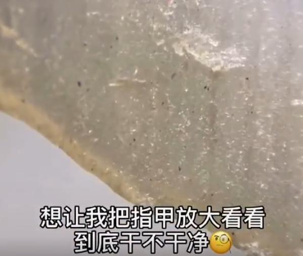 孩子啃指甲到底会吃下去多少“细菌”？网友直呼看完后头皮发麻！