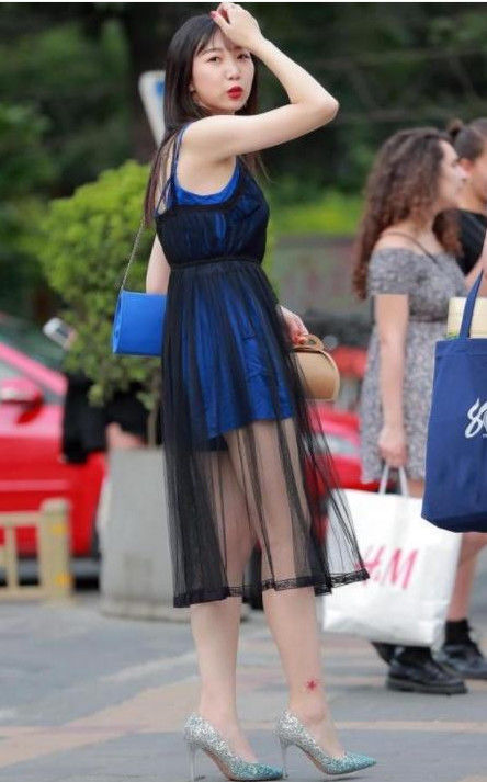 美女|身穿粉色连衣裙的小美女,长发披肩,身材玲珑有致